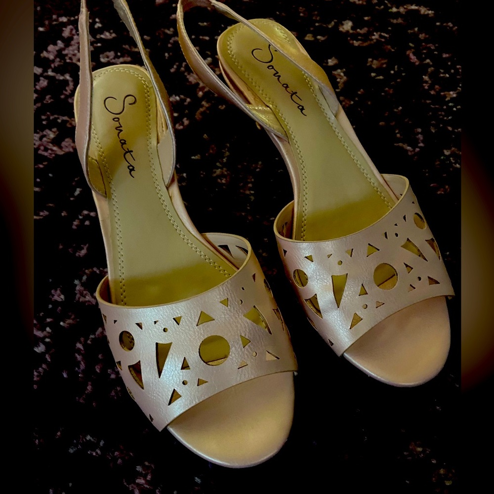 Sonata Kitten Heel Sandals Buff size 7 NIB